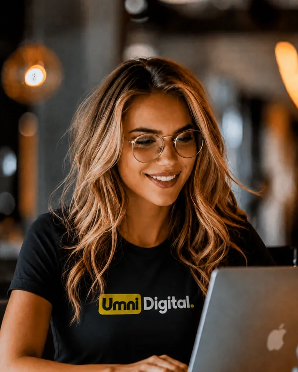 Profissional da UMNI Digital trabalhando em campanhas